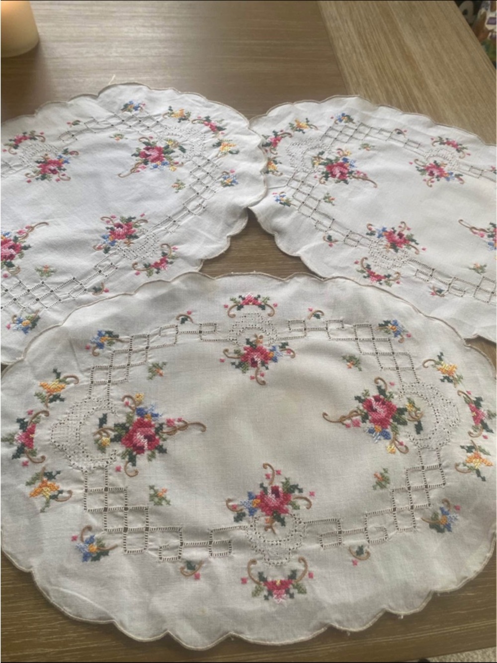 4 Beautiful Hand Embroidered Placemats. 🥀🌼🥀🌼🥀🌼🥀🌼🥀🌼